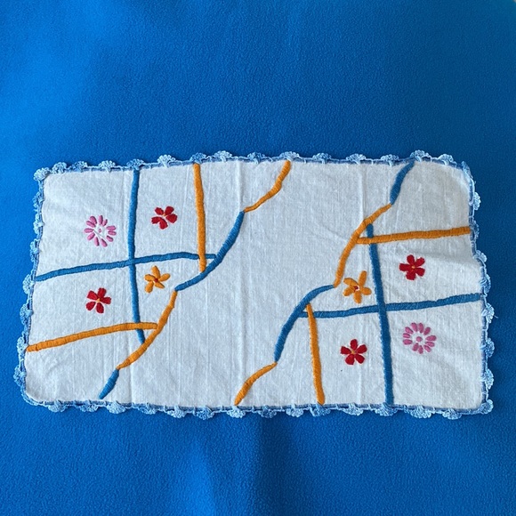 Doilies Scarves Set Hand Crocheted and Stitched Vintage - Picture 7 of 8